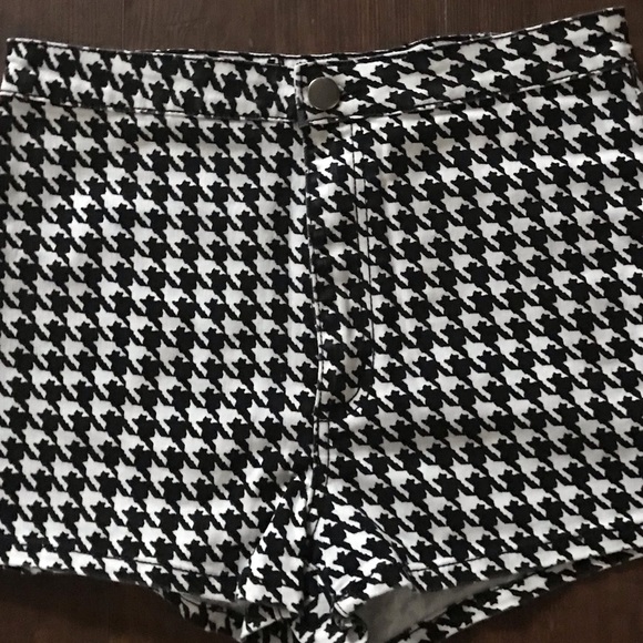 Houndstooth High-Waisted Shorts - Picture 2 of 4